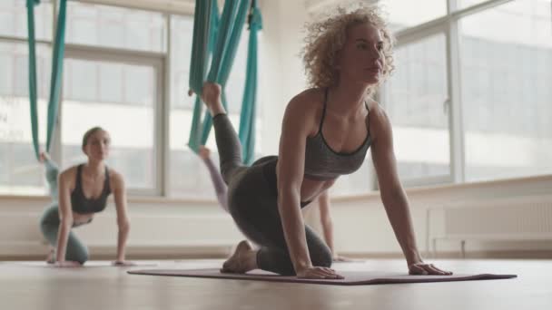 Plan Complet Blonde Jeune Femme Caucasienne Debout Avec Les Mains — Video