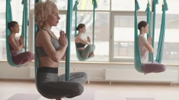 Seitenansicht Der Blondhaarigen Kaukasischen Frau Die Mit Beinen Lotus Pose — Stockvideo