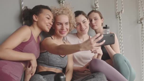 Média Longa Jovens Mulheres Esportivas Bonitas Caucasianas Mistas Sentadas Chão — Vídeo de Stock