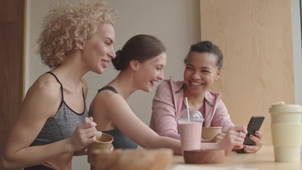 Middelmatige Zijaanzicht Van Drie Jonge Vrolijke Sportvrouwen Aan Tafel Café — Stockvideo
