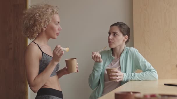 Kafede Sohbet Eden Kağıt Kaselerden Yemek Yiyen Gülen Iki Güzel — Stok video