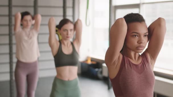 Midjan Upp Unga Mixed Race Kvinna Gör Triceps Förlängningar Med — Stockvideo