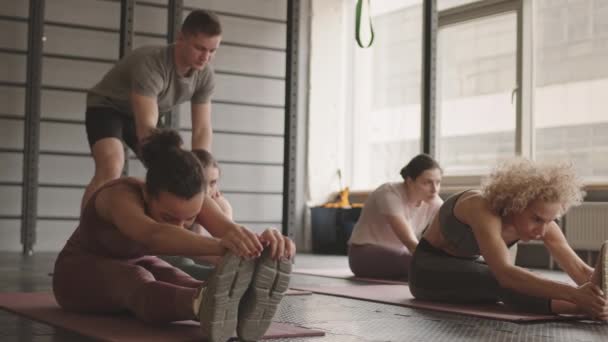 Steadicam Fyra Smala Mixed Race Och Kaukasiska Kvinnor Sitter Yogamatta — Stockvideo