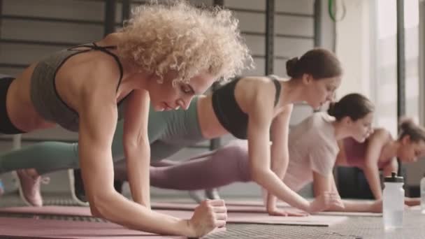 Dört Zayıf Sporcu Kadının Gün Içinde Spor Salonundaki Yoga Minderlerinin — Stok video
