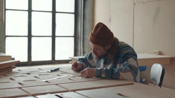 Kafkasyalı Sakallı Sıradan Kıyafetler Şapka Takan Çalışma Masasında Oturan Ahşap — Stok video