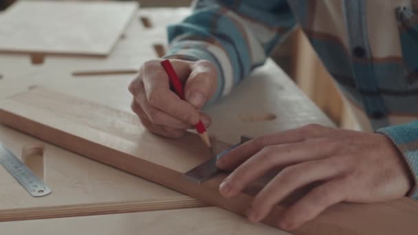 Primer Plano Carpintero Masculino Irreconocible Dibujando Líneas Rectas Banco Madera — Vídeos de Stock