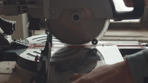 用自动圆锯关闭无法辨认的男性手工操作的透明玻璃切割片 — 图库视频影像