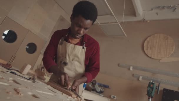 Tienda Mediana Jóvenes Artesanos Africanos Que Usan Tablón Corte Delantal — Vídeos de Stock