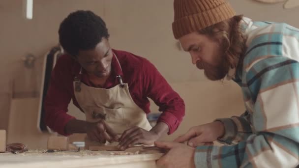 Verrouillage Deux Menuisiers Multiethniques Debout Établi Dans Atelier Menuiserie Sculpture — Video