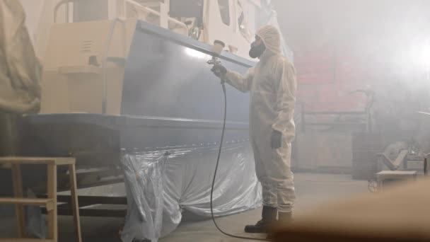 Kapüşonlu Solunum Cihazlı Beyaz Tehlikeli Madde Giysisi Giyip Tamirhanedeki Teknenin — Stok video