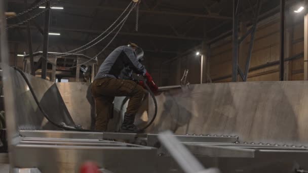 Amplo Tiro Trabalhador Irreconhecível Estaleiro Usando Capacete Soldagem Barco Metal — Vídeo de Stock