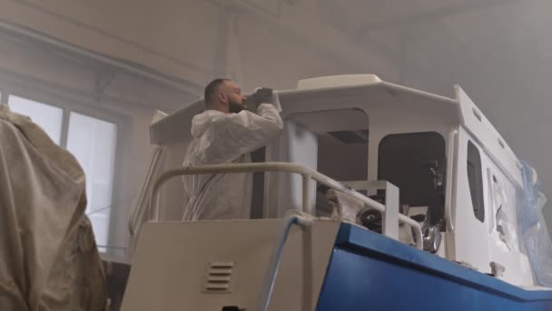 Beyaz Koruyucu Elbise Giyen Yeni Bir Teknede Bekleyen Sakallı Bir — Stok video