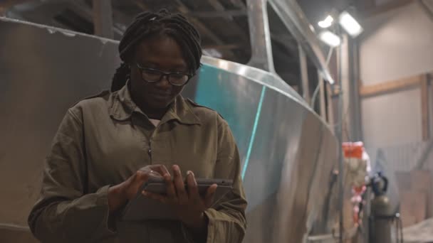 Belden Yukarısını Gösteren Işçi Kıyafeti Giyen Tablet Bilgisayar Kullanan Metal — Stok video