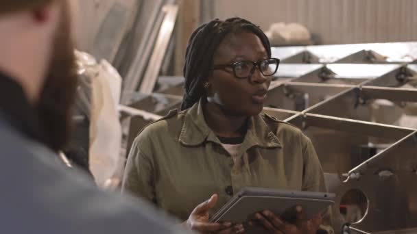Genç Afrikalı Kadın Mühendisin Işçi Kıyafeti Giymesi Kapalı Tersanede Metal — Stok video