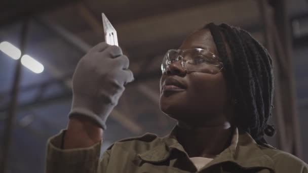 Ombro Baixo Ângulo Jovem Mulher Africana Alegre Usando Óculos Segurança — Vídeo de Stock