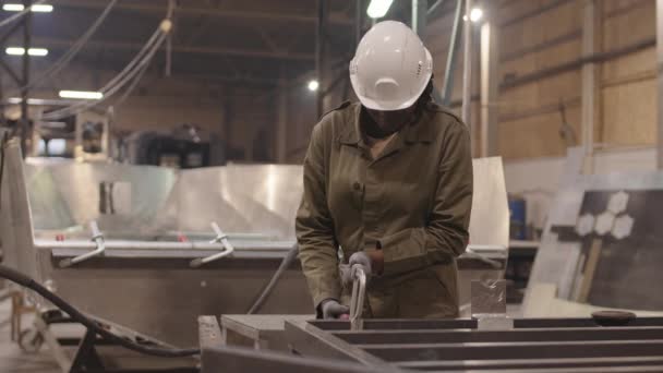 작업복을 모자를 장갑을 금속으로 제조하는 아프리카 미디엄 — 비디오