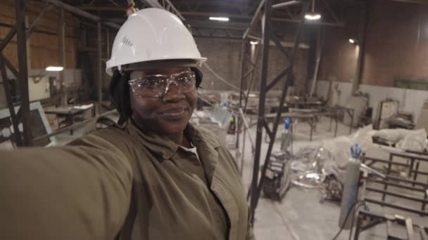 Beyaz Şapka Şeffaf Güvenlik Gözlükleri Takan Genç Afrikalı Kadın Çalışanın — Stok video
