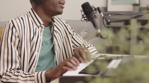 Verrouillage Jeune Musicien Afro Américain Portant Des Écouteurs Assis Keystation — Video