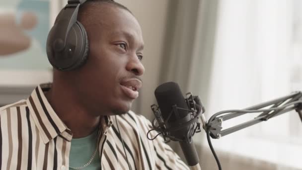 Gros Plan Jeune Afro Américain Portant Des Écouteurs Assis Studio — Video