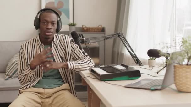 Verrouillage Jeune Musicien Afro Américain Portant Des Écouteurs Assis Keystation — Video