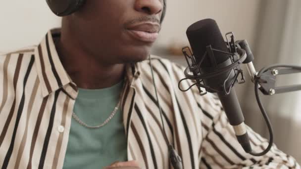 Aussperrung Eines Jungen Afroamerikanischen Sängers Mit Kopfhörern Der Studio Mikrofon — Stockvideo