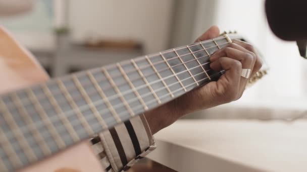 Primer Plano Mano Del Irreconocible Músico Afroamericano Tocando Guitarra Acústica — Vídeos de Stock