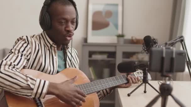 Foto Media Del Joven Afroamericano Blogger Con Auriculares Sentados Estudio — Vídeos de Stock