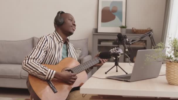 Mediana Toma Hombre Afroamericano Guapo Con Auriculares Sentados Estudio Casa — Vídeos de Stock