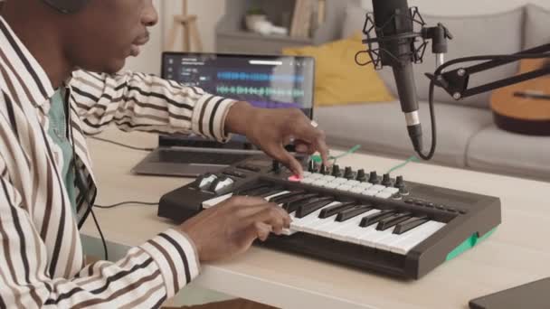 Lockdown Talentueux Artistes Afro Américains Assis Dans Home Studio Créant — Video
