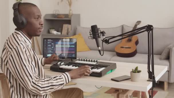 Bloqueio Alegre Artista Masculino Afro Americano Sentado Estúdio Casa Cantando — Vídeo de Stock