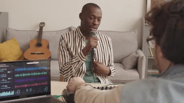 Οπίσθια Όψη Αφρο Αμερικανού Τραγουδάει Μικρόφωνο Στο Στούντιο Παραγωγής Οικιακής — Αρχείο Βίντεο