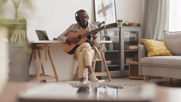 Amplio Plano Buen Aspecto Afroamericano Músico Masculino Con Auriculares Sentados — Vídeo de stock