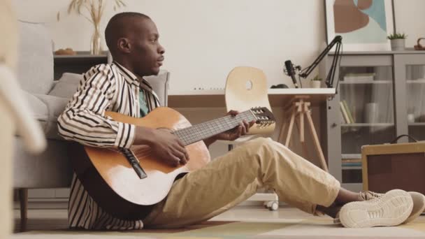 Plan Large Musicien Afro Américain Attrayant Assis Sur Sol Dans — Video