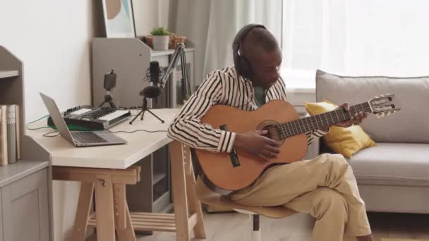 Foto Media Joven Afroamericano Con Auriculares Sentados Escritorio Estudio Diseño — Vídeos de Stock