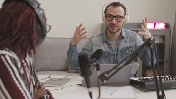 Encierro Anfitrión Radio Masculino Caucásico Adulto Medio Usando Auriculares Sentados — Vídeos de Stock