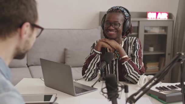 Låsning Ung Afro Amerikansk Kvinnlig Radio Värd Bär Hörlurar Sitter — Stockvideo