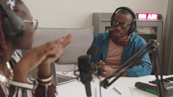 Afsluiting Van Midden Volwassen Afro Amerikaanse Mannelijke Radiopresentator Die Een — Stockvideo