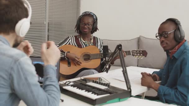 Vue Arrière Jeune Artiste Afro Américaine Élégante Jouant Guitare Acoustique — Video