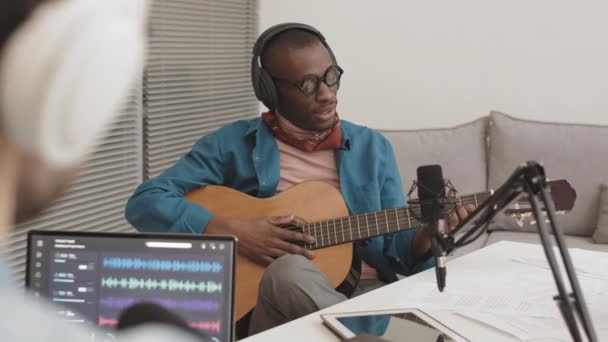 Vue Arrière Artiste Afro Américain Élégant Adulte Jouant Guitare Acoustique — Video