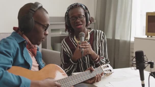 在直播电台节目中 年轻美丽的非洲裔美国女歌手在非洲男子弹吉他时被禁播 — 图库视频影像