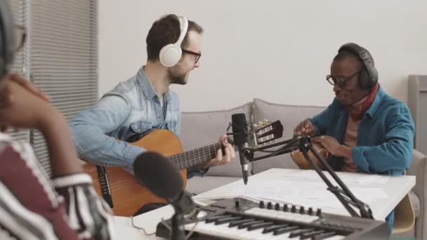 예술가 Djembe 연주하는 방송중에 코카서스 어쿠스틱 기타를 연주하는 — 비디오