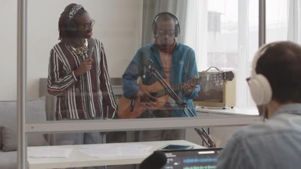Visão Traseira Jovem Bela Cantora Afro Americana Cantando Enquanto Homem — Vídeo de Stock