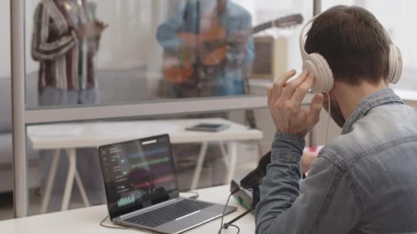 Vista Trasera Del Ingeniero Sonido Caucásico Masculino Que Trabaja Estación — Vídeos de Stock