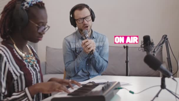 Lockdown Pianiste Afro Américaine Élégante Jouant Synthétiseur Tandis Que Homme — Video