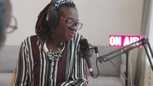 Lockdown Jeunes Chanteuses Afro Américaines Attrayantes Chantant Sur Les Ondes — Video