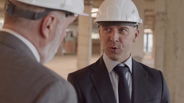 Brustbild Eines Männlichen Kaukasischen Bauaufsehers Anzug Und Weißem Helm Gespräch — Stockvideo