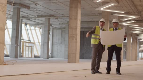 Tiro Largo Dois Supervisores Masculinos Construção Que Usam Máscaras Faciais — Vídeo de Stock