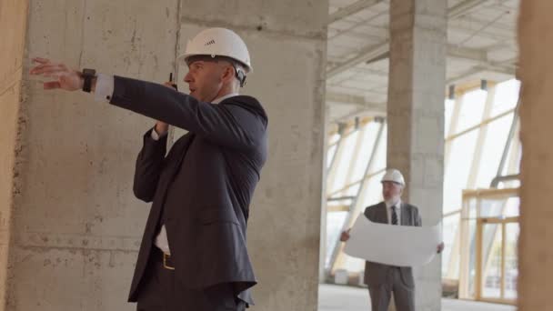 Średnie Ujęcie Białego Biznesmena Garniturze Formalnym Białym Twardym Kapeluszu Walkie — Wideo stockowe