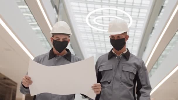 Tracciamento Angolo Basso Due Uomini Caucasici Che Indossano Cappelli Duri — Video Stock