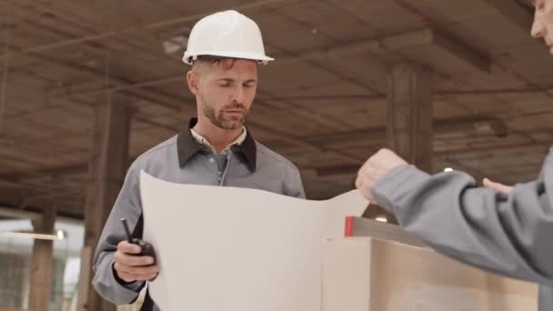 Encerrado Abajo Del Constructor Caucásico Cansado Que Usa Sombrero Duro — Vídeo de stock